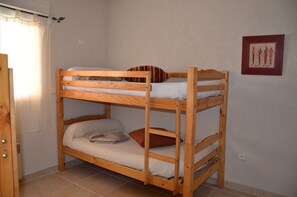 5 chambres, fer et planche à repasser, lit de bébé portatif