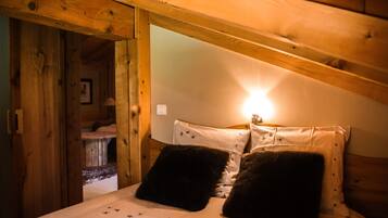 2 bedrooms, travel crib, free WiFi, bed sheets