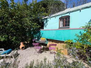 Outdoor dining - The Caravan of the Amandari (Le Plan-de-la-Tour)