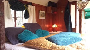 1 bedroom, in-room safe, free WiFi, bed sheets - The Caravan of the Amandari (Le Plan-de-la-Tour)