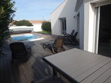 Piscine privée sans aucun vis à vis sécurisée NF par un abris.