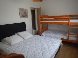3 bedrooms, iron/ironing board, travel cot, free WiFi - Nice house, very appreciated, quiet, close to the sea, private pool, 3*. (Port-Des-Barques)
