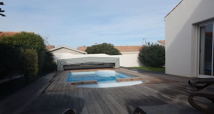 Jolie maison trés appréciée, calme, proche bord de mer, piscine privée, 3*