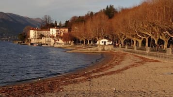 Playa en los alrededores, camastros y toallas de playa