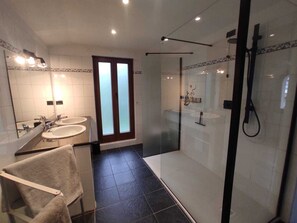 Combined shower/tub, hair dryer, towels - Villa San Defendente (Cerro (Laveno-Mombello))