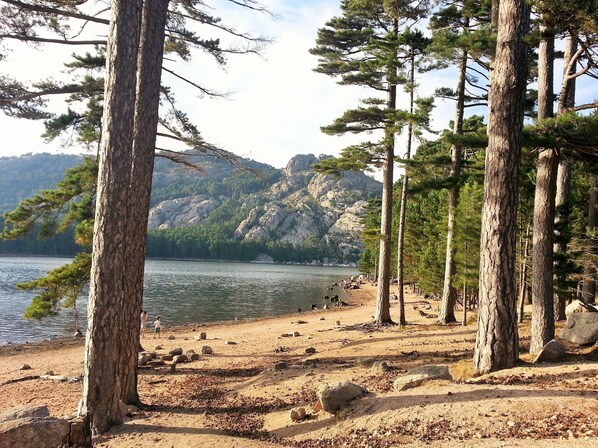 Plage à proximité, chaises longues