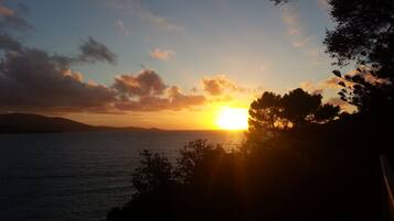 Ranta lÀhistöllÀ, aurinkotuoleja