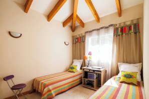 2 habitaciones, tabla de planchar con plancha y cuna de viaje 