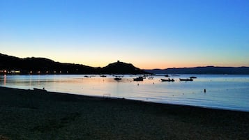 Playa en los alrededores y camastros