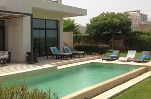 Piscine à débordement, piscine chauffée