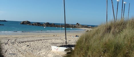En la playa, camastros y toallas de playa