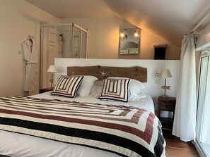 4 habitaciones, escritorio y tabla de planchar con plancha 