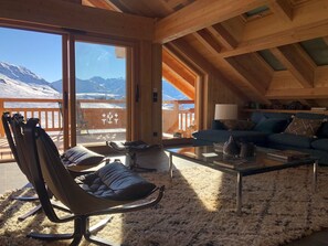 TV, fireplace, ping pong, books