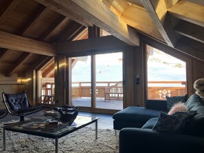 Télévision, cheminée, table de tennis de table, livres