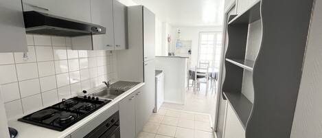 Réfrigérateur, four à micro-ondes, un four, surface de cuisson
