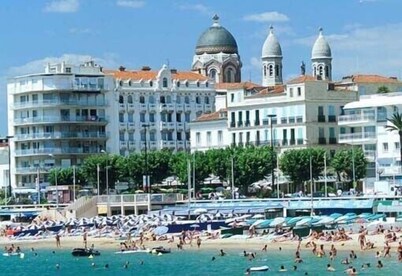 Air-conditioned ground-floor villa with WiFi close to the sea and shops private parking