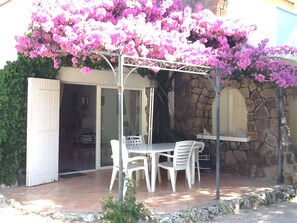 Outdoor dining - Air-conditioned ground-floor villa with WiFi close to the sea and shops private parking (Saint-Raphaël)
