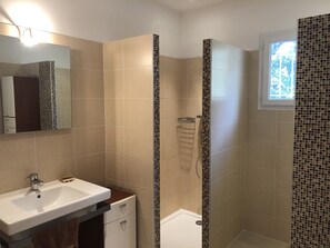 Shower, hair dryer, toilet paper - INDIVIDUAL VILLA FOR 8 PEOPLE WITH PRIVATE HEATED POOL (St lucie de Porto vecchio)