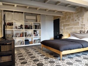 5 habitaciones, escritorio y tabla de planchar con plancha 