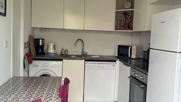 Een koelkast, een magnetron, een oven, een kookplaat