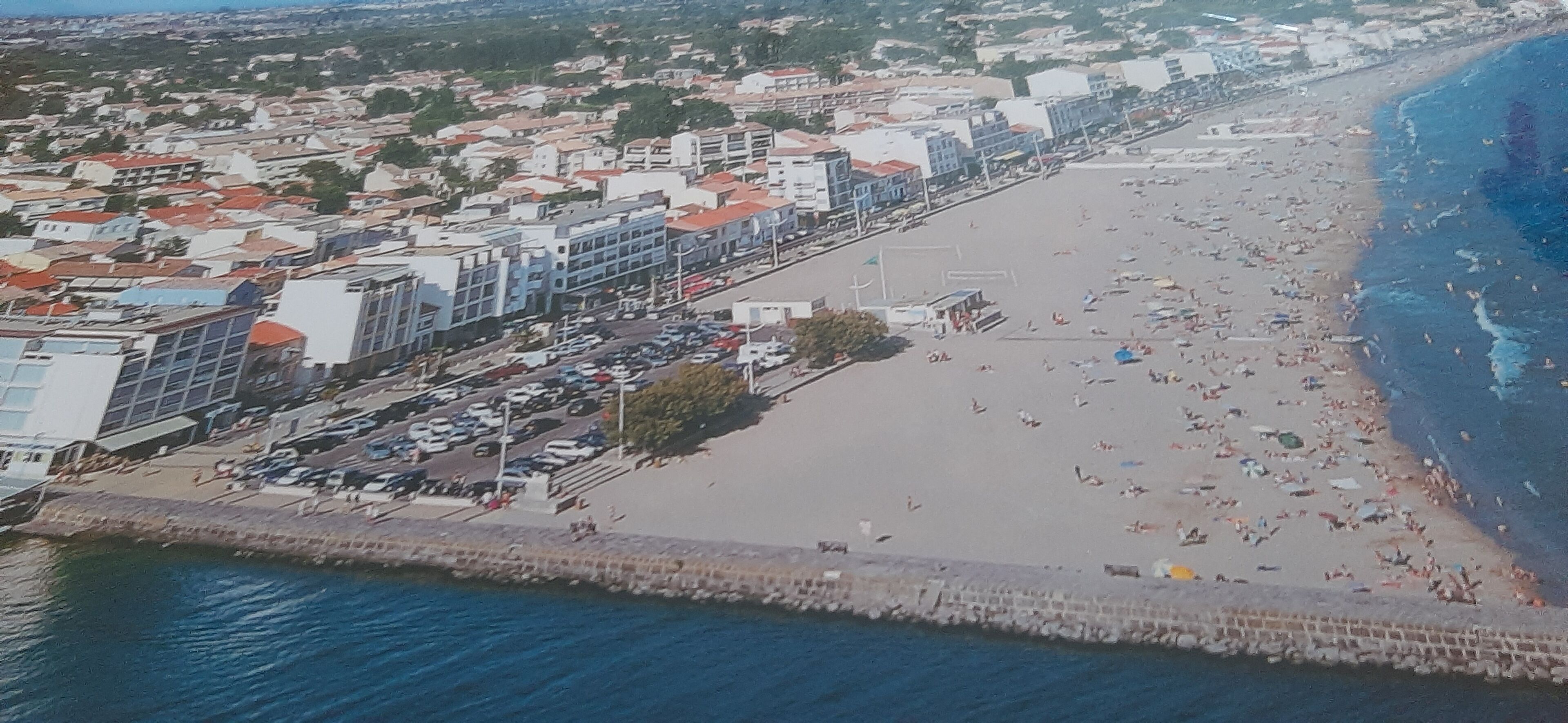 Plage à proximité, chaises longues, serviettes de plage