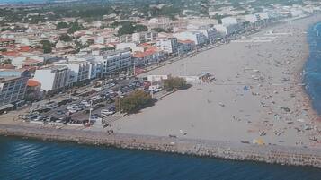Plage à proximité, chaises longues, serviettes de plage