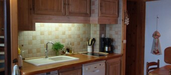 Bel  appartement tout en bois dans résidence aux pieds des pistes.