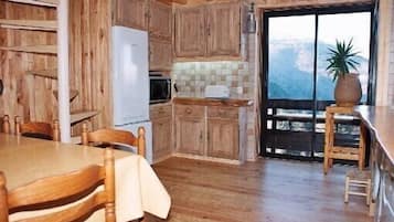 Private kitchen | Fridge, microwave, oven, stovetop