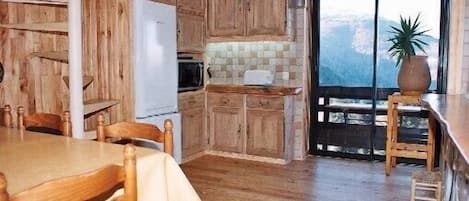 Private kitchen | Fridge, microwave, oven, stovetop