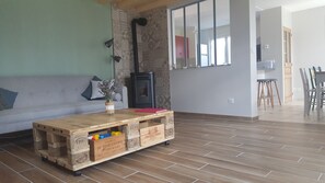 TV, fireplace, ping pong, books - Rural cottage blue shutters (LAY)