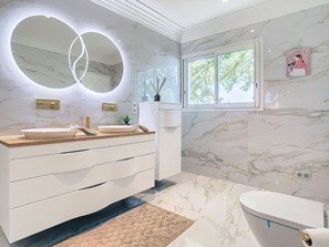 Badewanne, Haartrockner, Shampoo