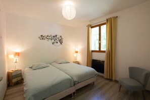 3 bedrooms, iron/ironing board, WiFi, bed sheets - Modern house with private pool (Paunat)