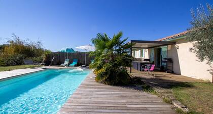 Moderni talo uima-altaalla