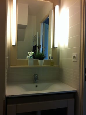 Bathtub, hair dryer - Apartment, facing the sea, near the beach, 6 people, 2 bedrooms (Le Lavandou)