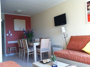 Télévision, table de tennis de table, livres