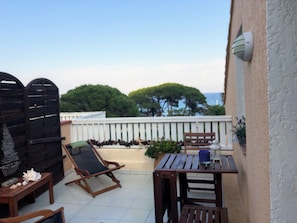 Outdoor dining - Apartment, facing the sea, near the beach, 6 people, 2 bedrooms (Le Lavandou)