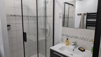 Douche, sĂšche-cheveux, serviettes fournies