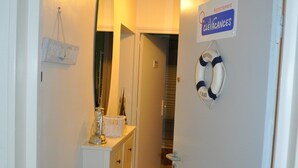 Un passadís amb un senyal que indica 'Apartment Clevacances' i una decoració de bouée.