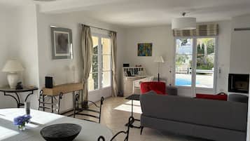 Smart TV, caminetto, lettore DVD, libri