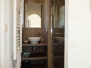 Combined shower/tub, hair dryer, towels - Villa located in Cagnes-sur-Mer, Cote d’Azur. For 8 people, with a swimming pool (Cagnes-Sur-Mer)