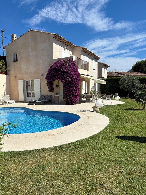 Pool - Villa located in Cagnes-sur-Mer, Cote d’Azur. For 8 people, with a swimming pool (Cagnes-Sur-Mer)