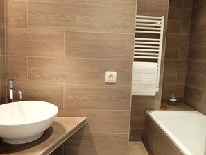 Combined shower/tub, hair dryer, towels - Villa located in Cagnes-sur-Mer, Cote d’Azur. For 8 people, with a swimming pool (Cagnes-Sur-Mer)