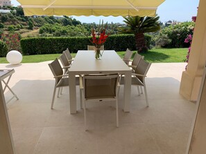 Outdoor dining - Villa located in Cagnes-sur-Mer, Cote d’Azur. For 8 people, with a swimming pool (Cagnes-Sur-Mer)