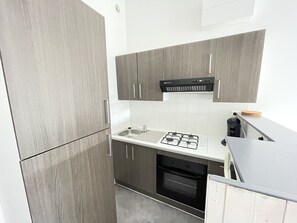 Fridge, microwave, oven, stovetop - In the heart of La Flotte - House 4 persons- private Patio - Private parking (La Flotte)