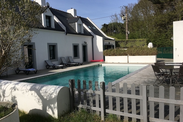 La piscine est entourée d'une barriÚre en bois et recouverte d'un volet déroulan