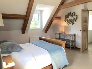 8 chambres, fer et planche à repasser, Wi-Fi, draps fournis