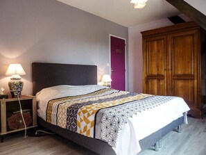 4 Schlafzimmer, Bügeleisen/Bügelbrett