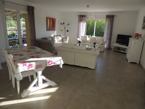 Fernseher, DVD-Player, Tischfußball, Bücher