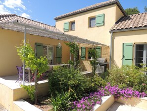A courtyard with a dining area, outdoor grill, and a variety of plants and flowers. - VILLA WITH ALL COMFORTS SUPERB OPEN VIEW HEATED POOL 28C° VERY QUIET FIBER (Lorgues)