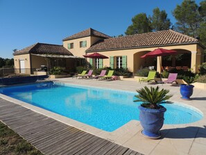 Una piscina al aire libre, una piscina climatizada